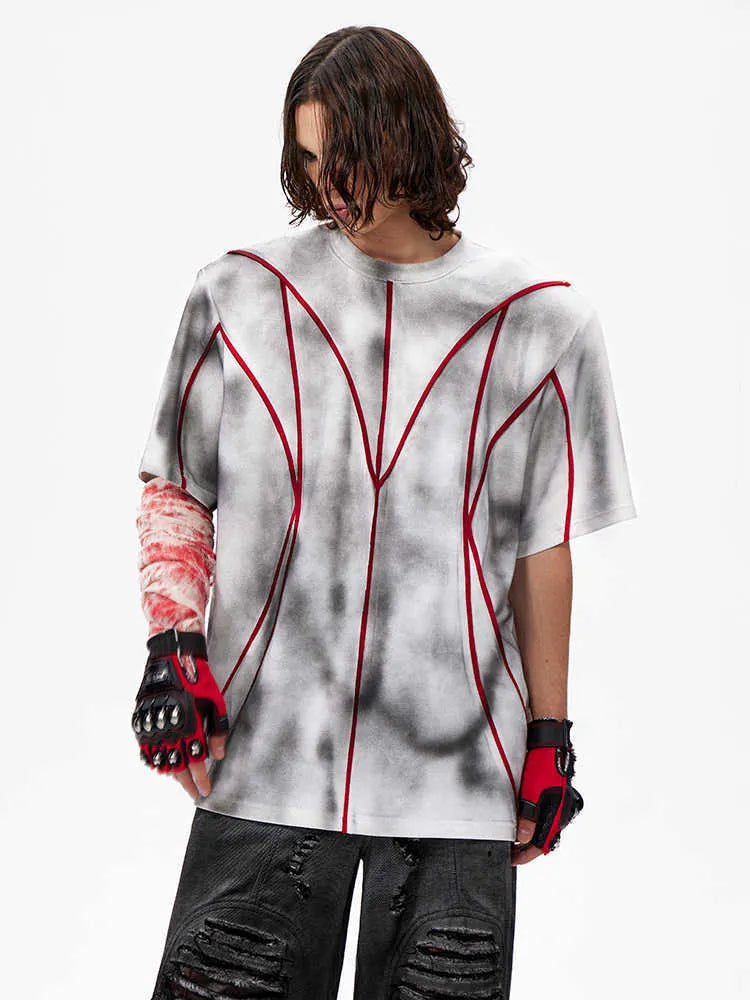 Padded shoulder short sleeve T-shirt with three-dimensional line patchwork round neck design