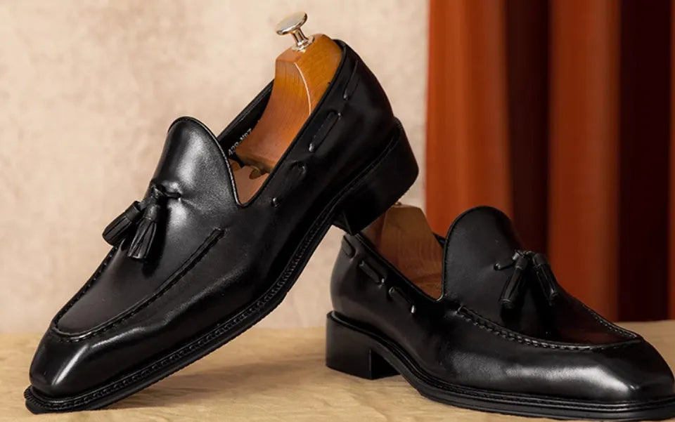 Men's black genuine leather fringed loafers with rubber sole and British styling