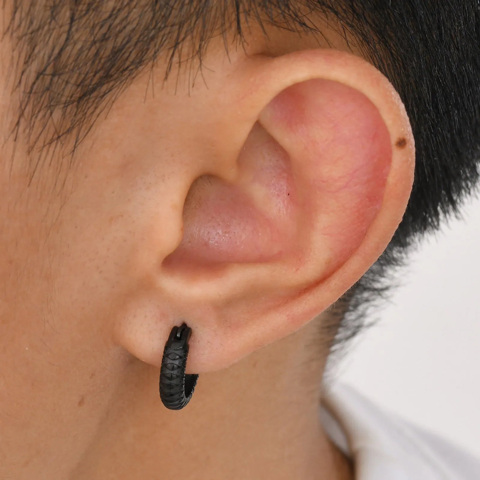 Stainless steel snake pattern ear ring for hip hop style in black or gold finish