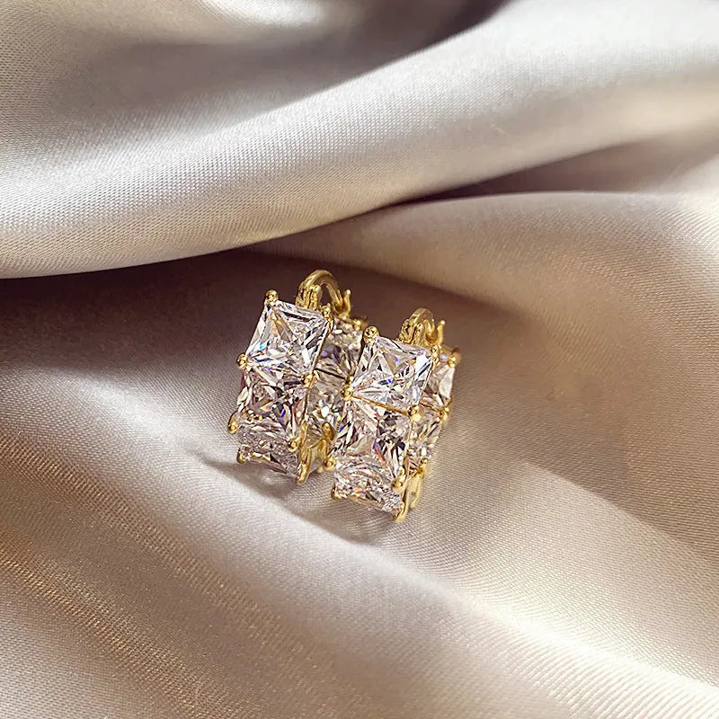 Geometric U-shaped earrings with black crystal zirconium stones in gold plating