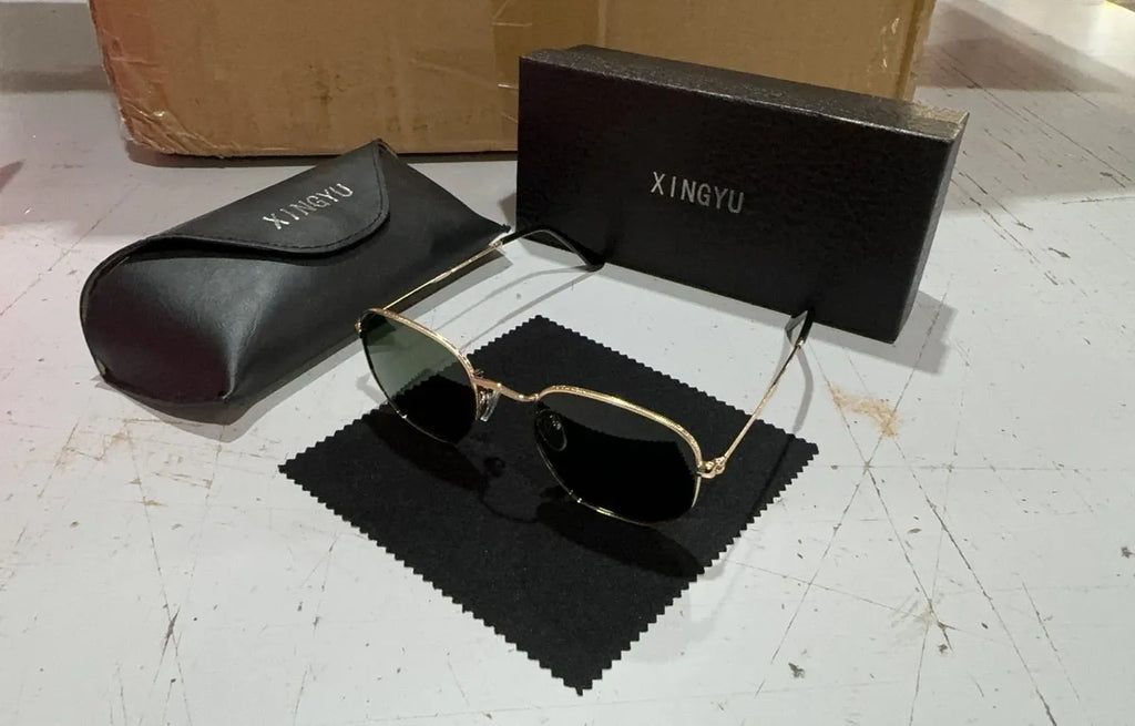 Men's round retro sunglasses with UV400 lenses in black frame.