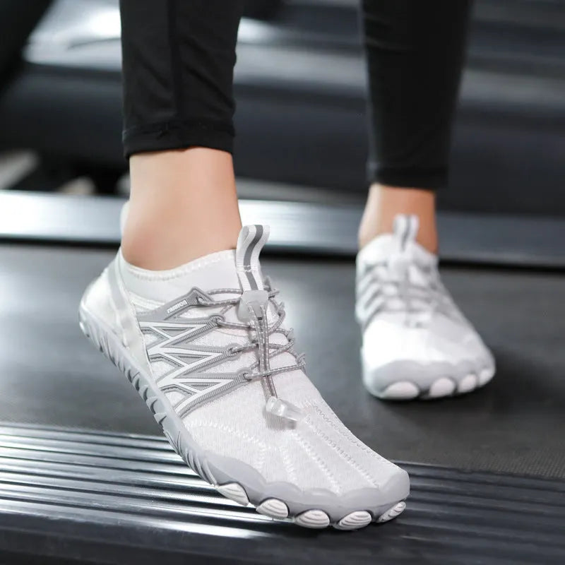 Indoor fitness training sneakers with striped pattern and non-slip rubber soles