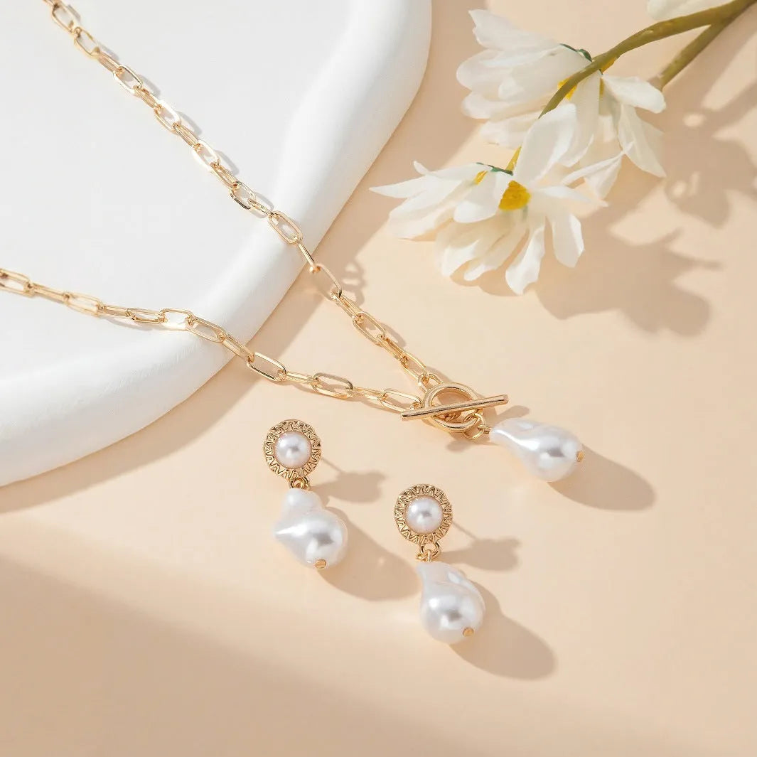 Gold baroque pearl pendant necklace and matching stud earrings set in retro style