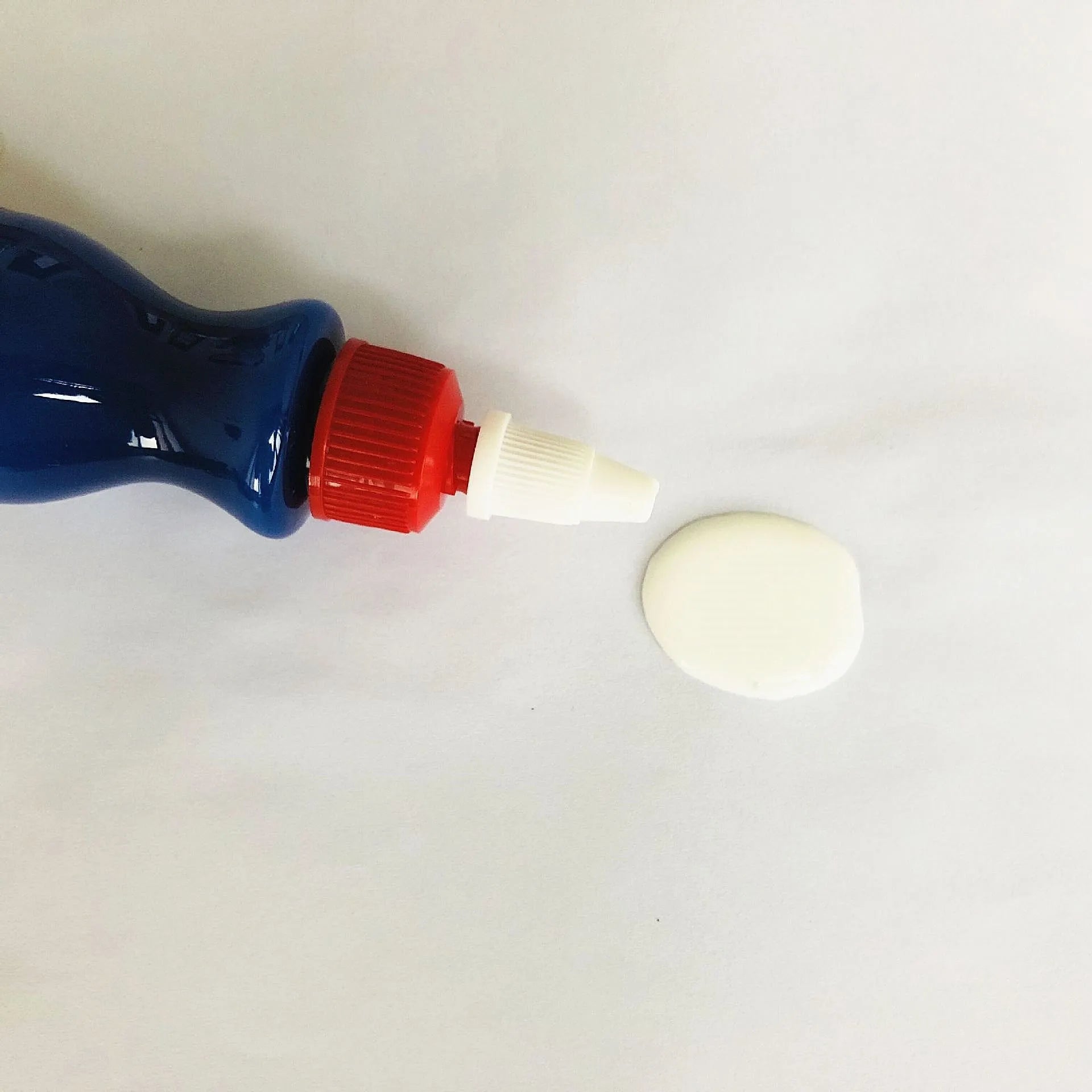 Small blue car wiping tool and 60ml bottle of blue scratch repair agent for vehicles.