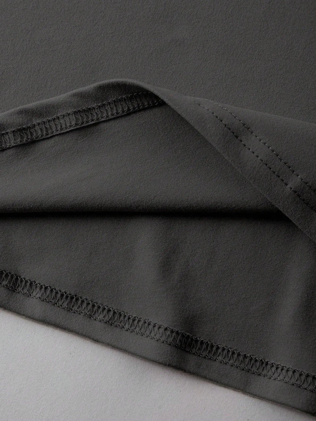 Loose cotton summer t-shirt in black with round neck and short sleeves