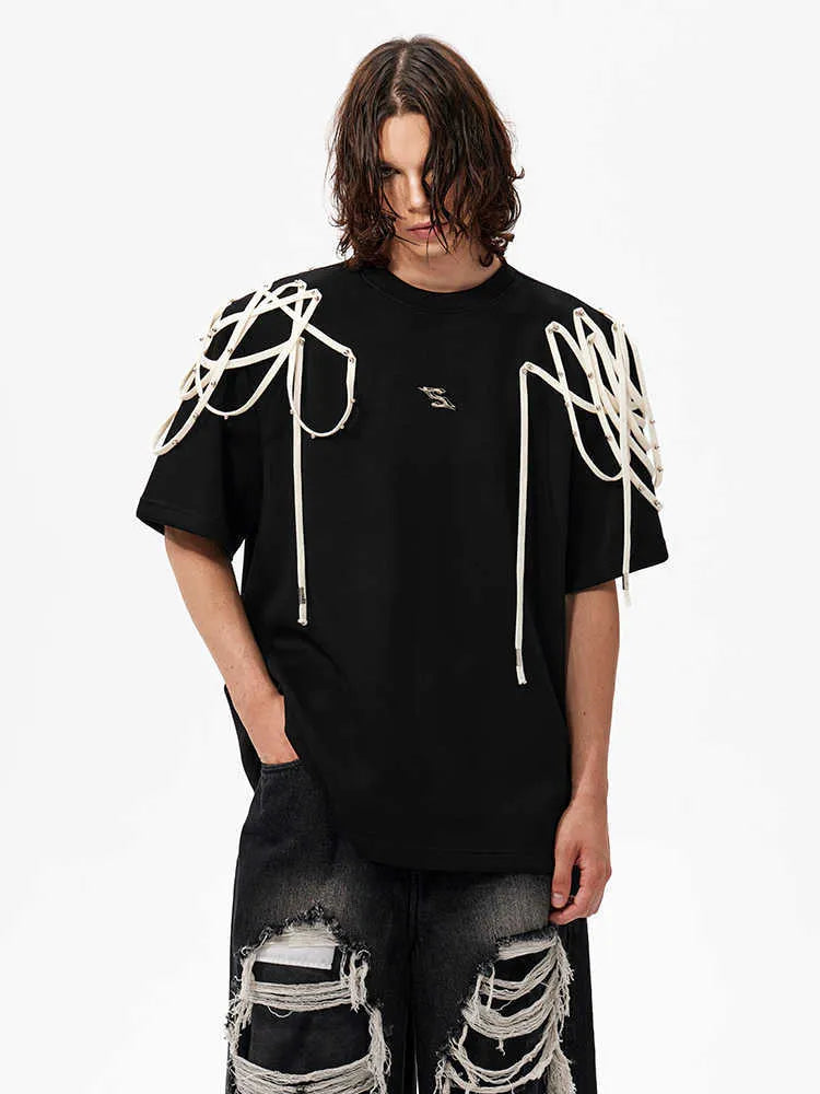 Black short-sleeved T-shirt with rivet ribbon padded shoulders and round neck in loose fit