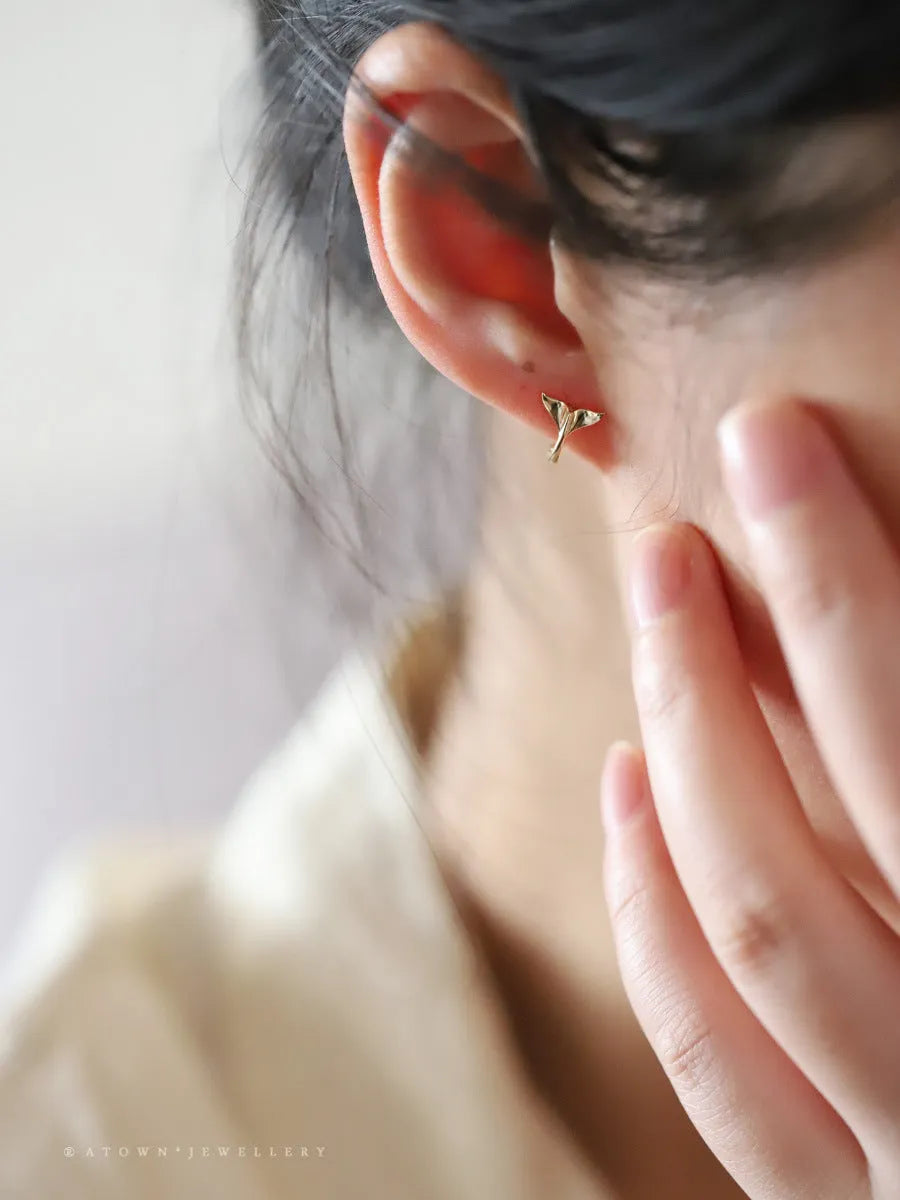 Fishtail earrings in S925 sterling silver with 14k golden plating, approximately 8-10mm diameter