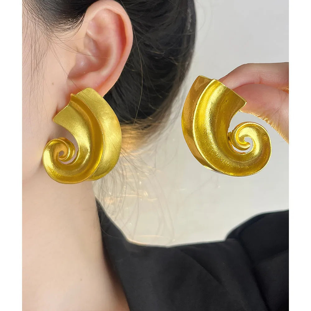 Geometric retro ear studs for women in gold or silver finish, measuring 5 cm with alloy construction