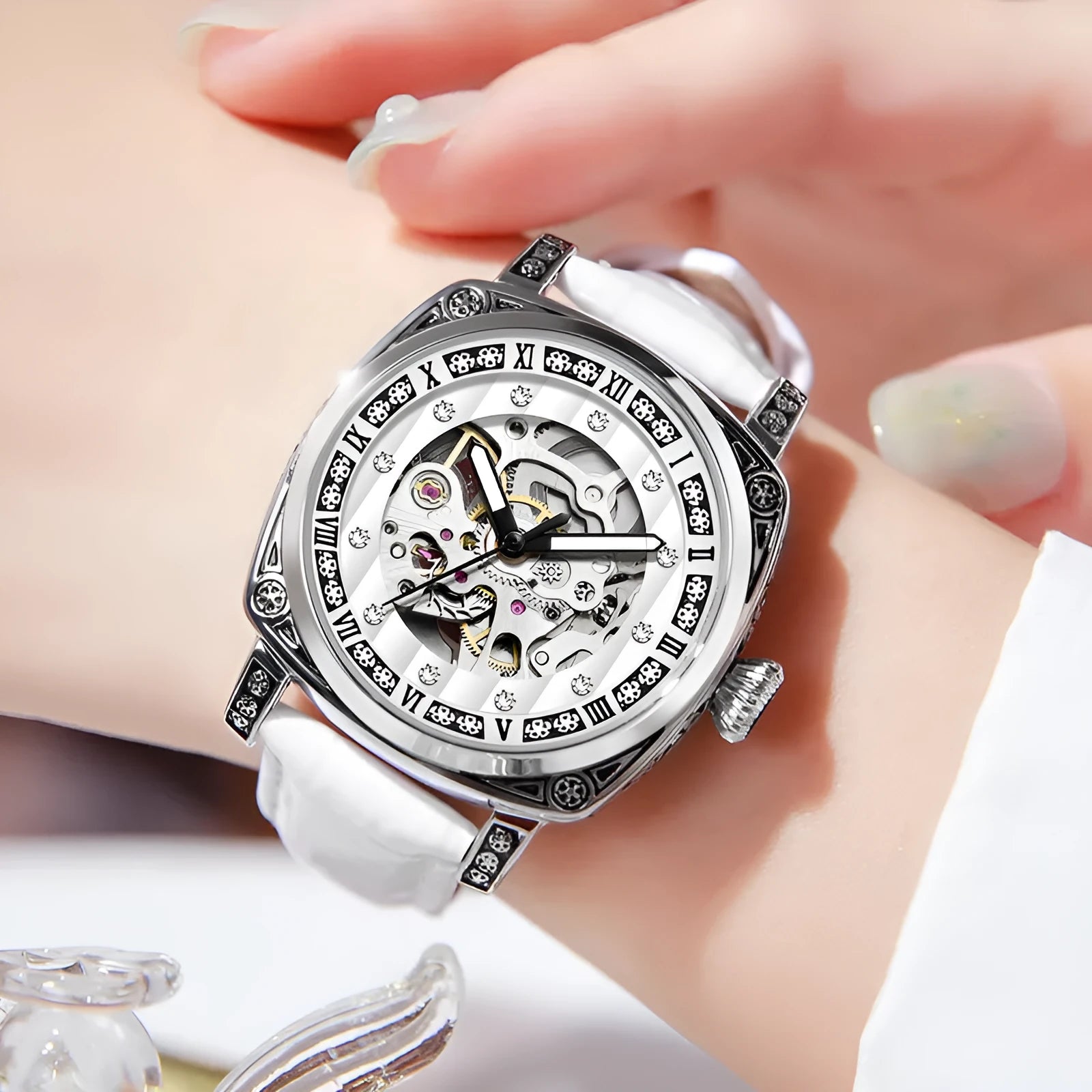Mechanical wristwatch with luminous hands and leather strap, waterproof to 10m