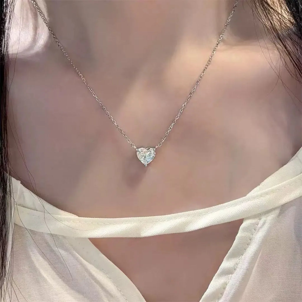 Silver-coloured women's necklace with a heart-shaped copper pendant on a chain