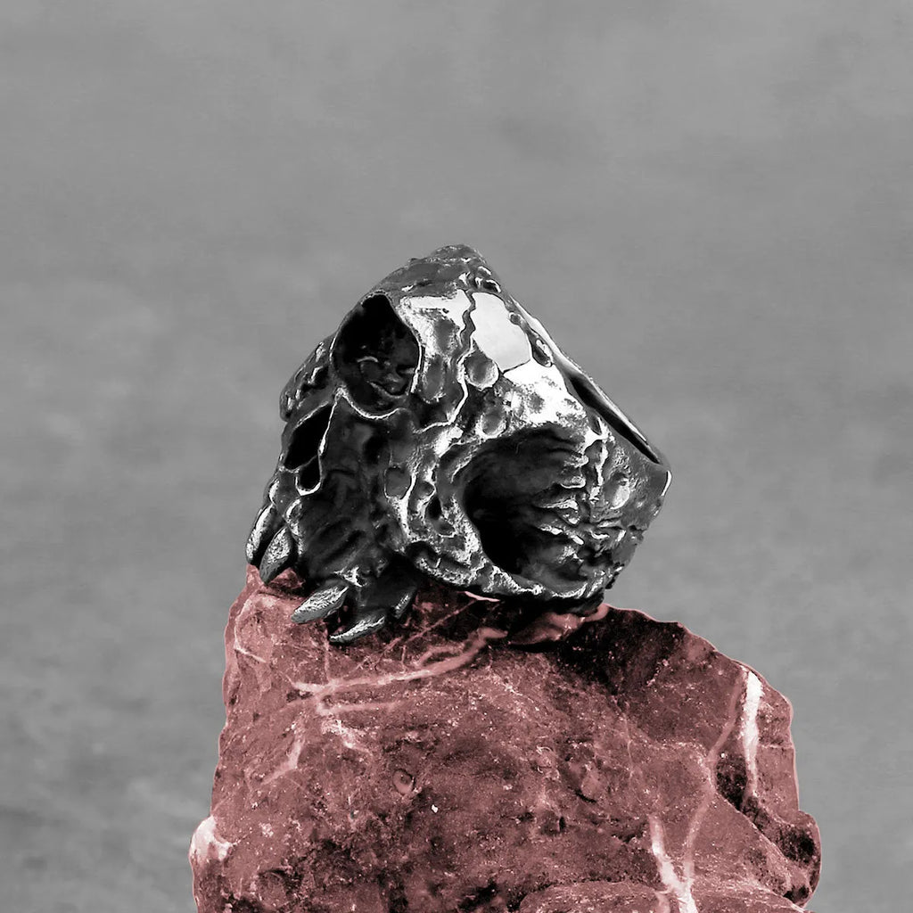 Alloy skull ring with one-eyed design in retro hip hop punk style