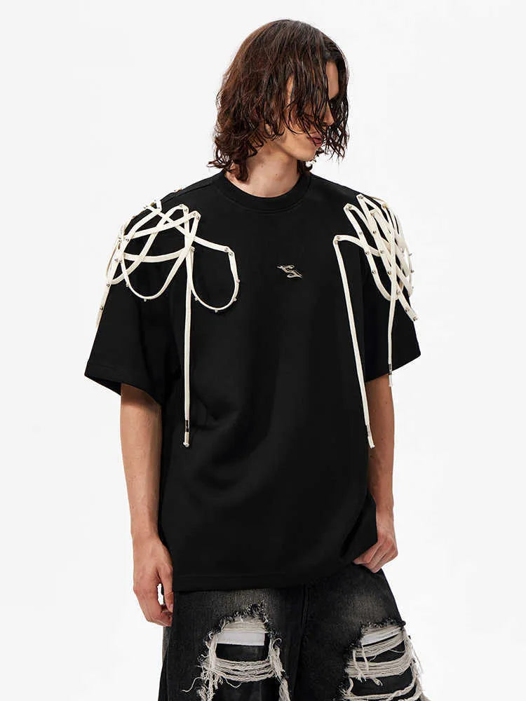 Black short-sleeved T-shirt with rivet ribbon padded shoulders and round neck in loose fit