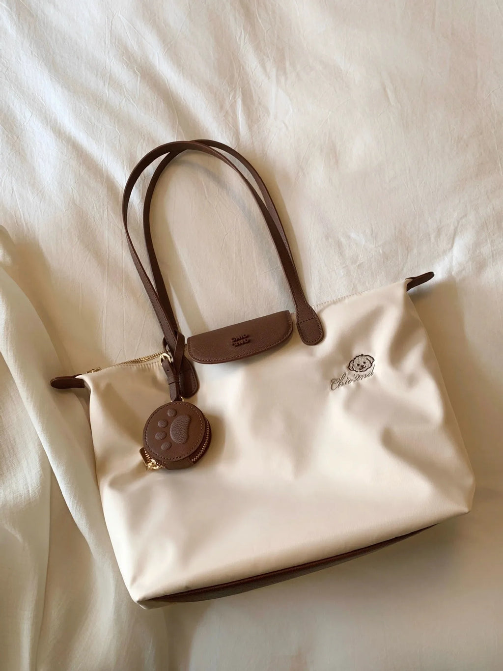 Large pink Oxford cloth tote shoulder bag with horizontal square shape and sewing thread detailing
