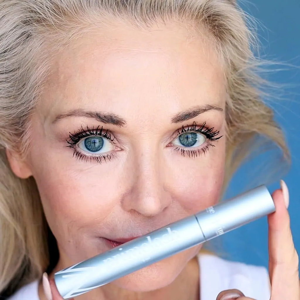 Dual-ended eyelash brush and comb beauty tool for eye black application