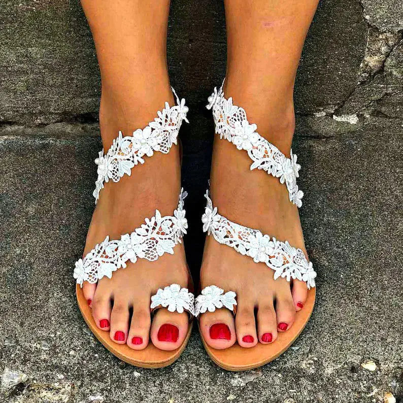 White women's flat sandals with rhinestone flower decoration and elastic back