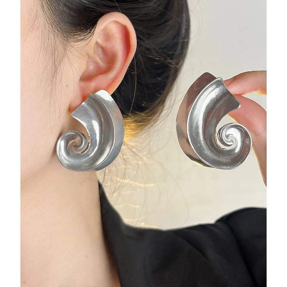 Geometric retro ear studs for women in gold or silver finish, measuring 5 cm with alloy construction