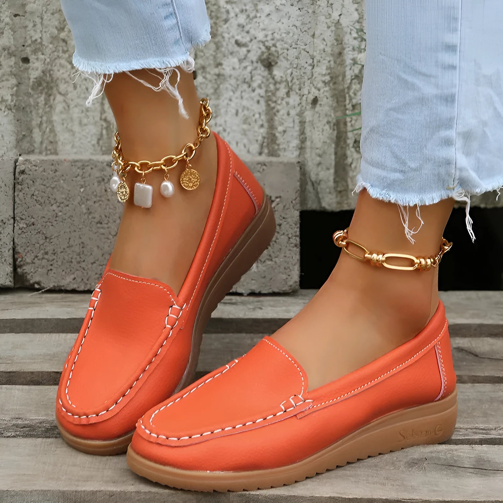 Women's flat loafer in PU leather with car suture stitching and a round toe.