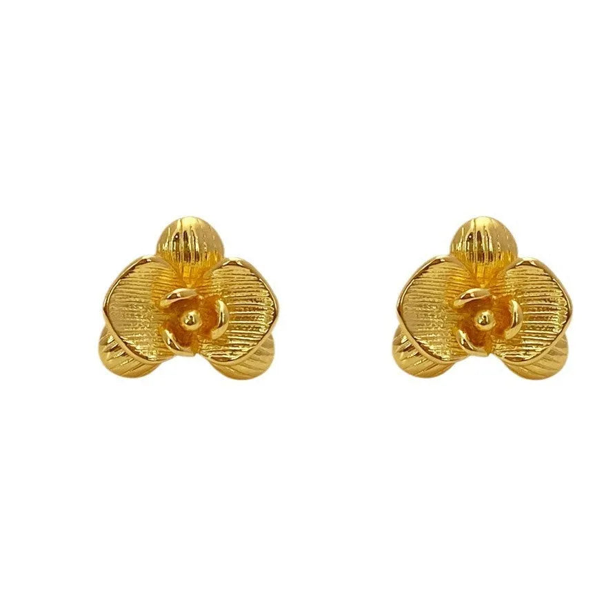 A pair of women's retro-style flower drop earrings with petal details in a gold or silver electroplated finish.