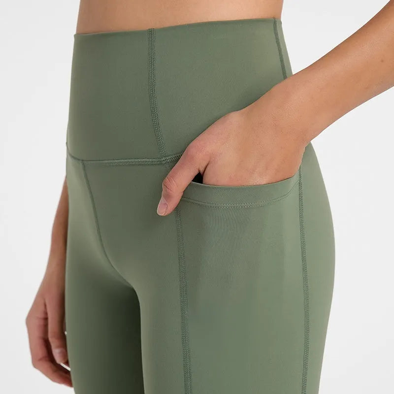 Women's solid colour super stretch sports shorts in waist-length fit for running