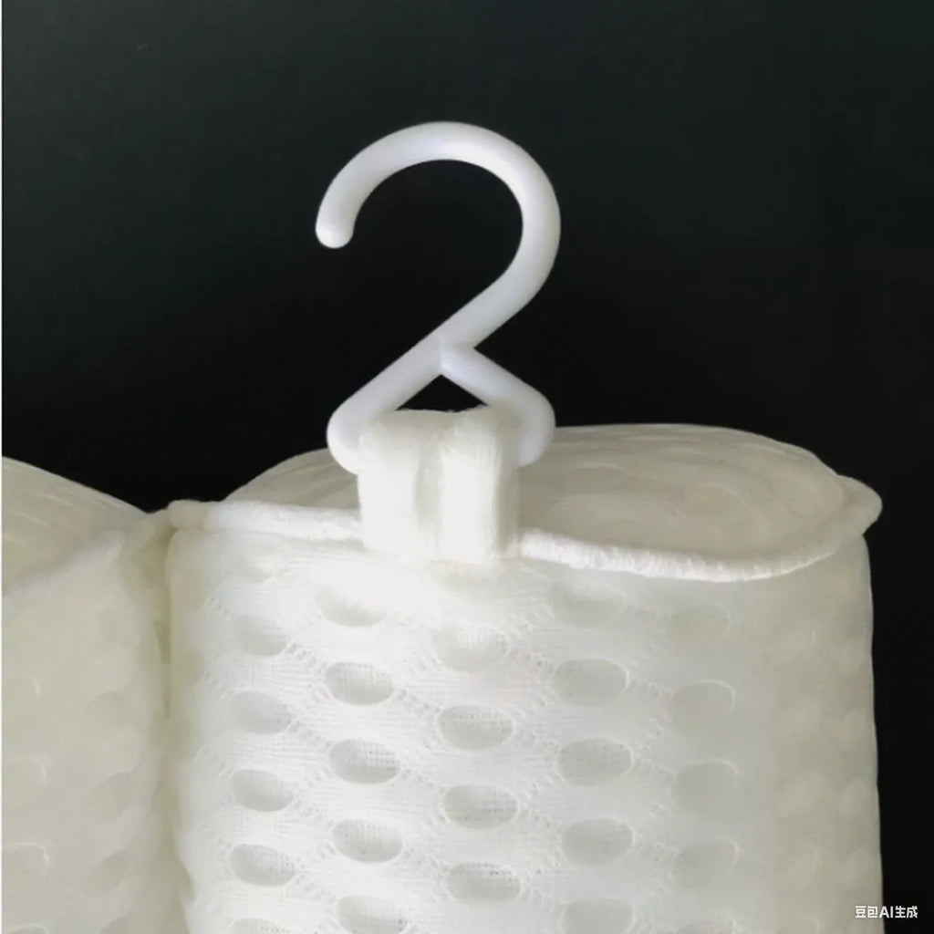 White bathtub pillow with suction cups on a 3D permeable surface, showing dimensions 37x34x10cm