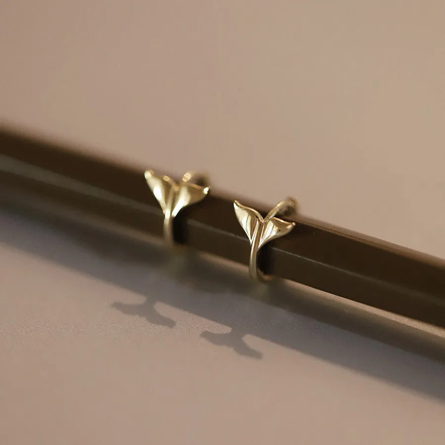 Fishtail earrings in S925 sterling silver with 14k golden plating, approximately 8-10mm diameter