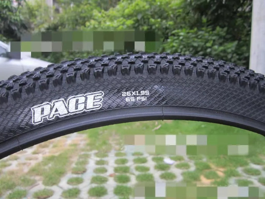 Ultralight mountain bike tyre with puncture-resistant construction for trail riding