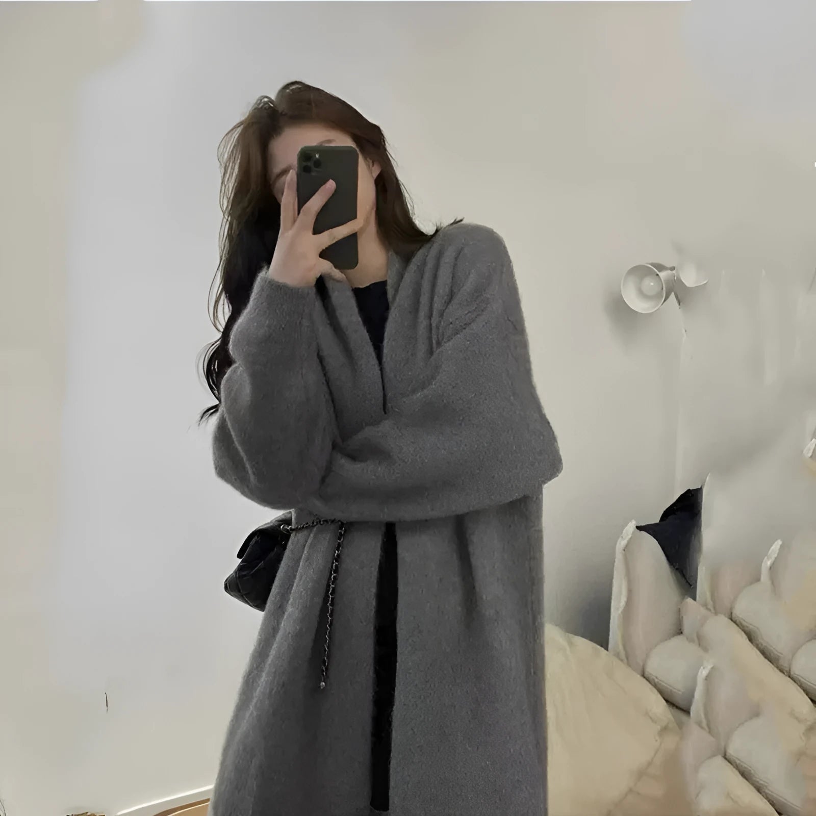 Loose knitted women's cardigan sweater in thick chenille fabric with 3D pattern and regular long sleeves