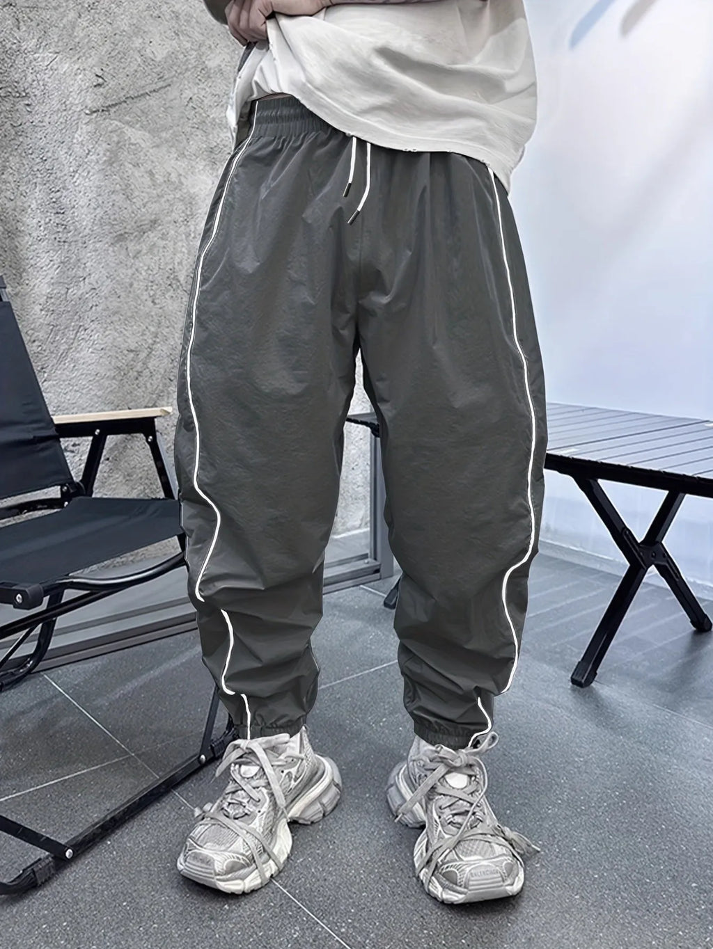 Men's blue bamboo fibre sports trousers with cropped length and elastic waistband