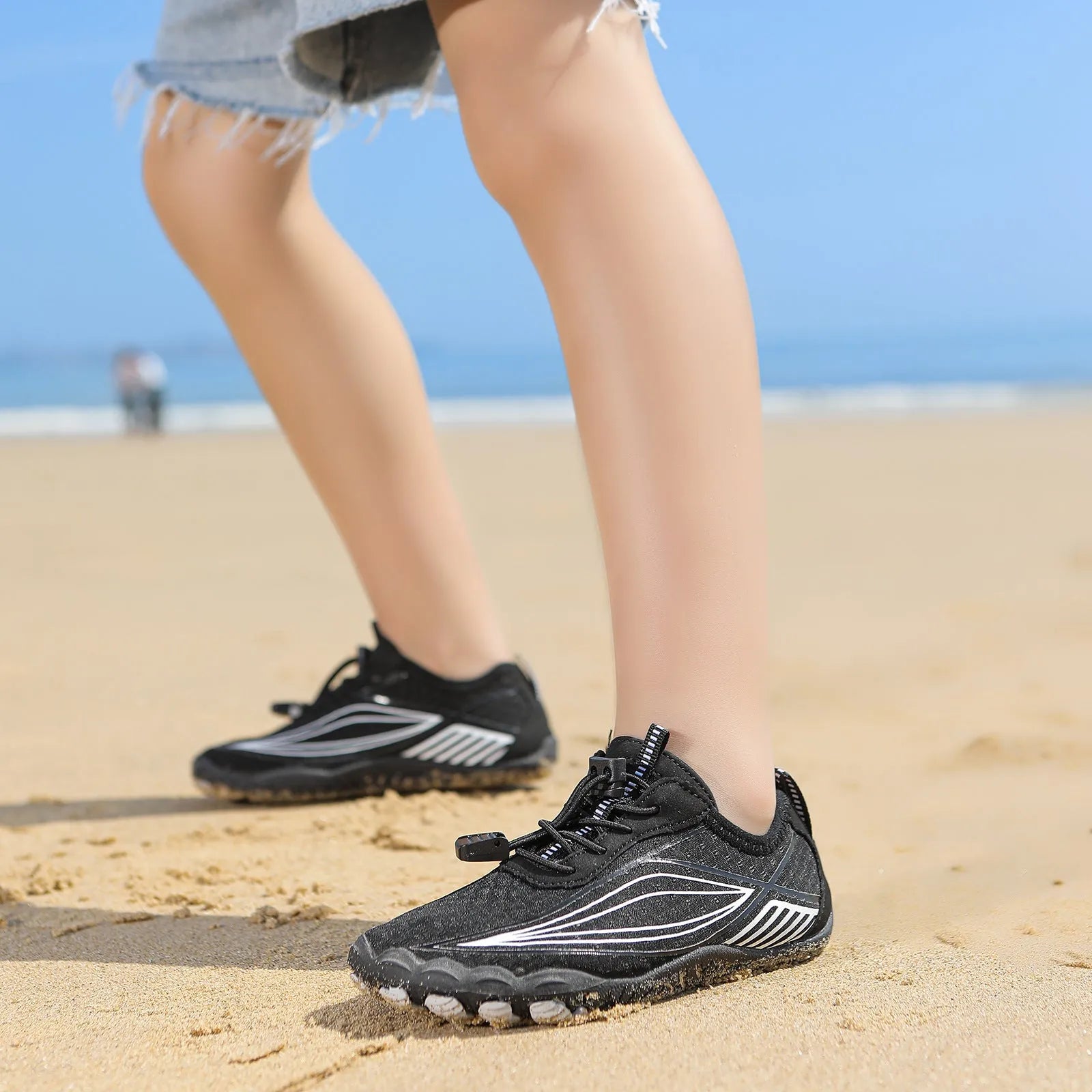 Children's quick-dry wading shoes in black with non-slip rubber soles and elastic band closure