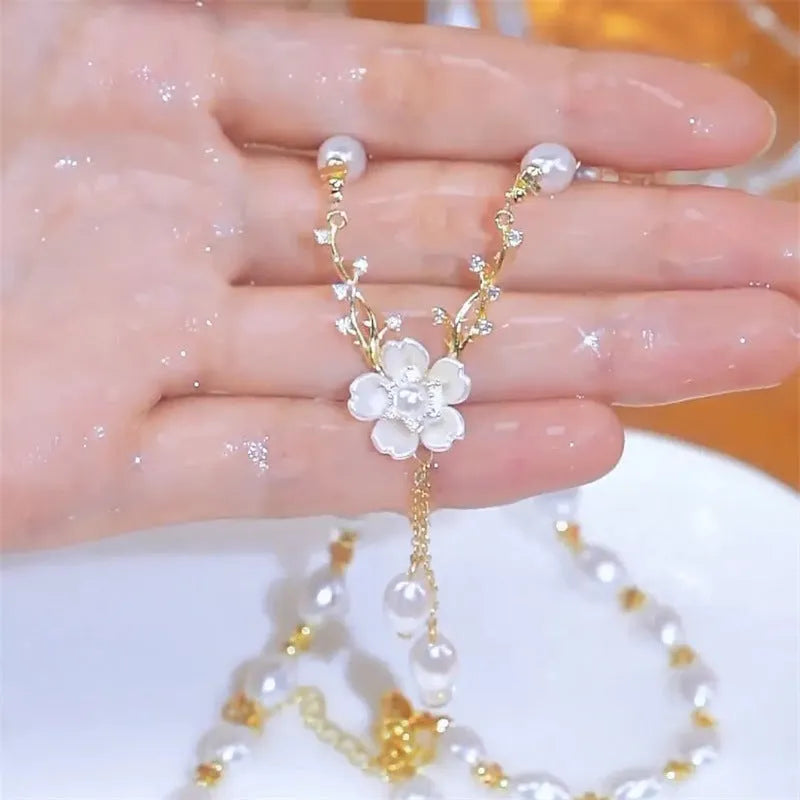 Alloy chain necklace with pearl flower pendant and rose floral design elements